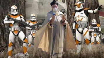 Американский священник для освящения прихожан использовал водяной пистолет и стал героем мемов