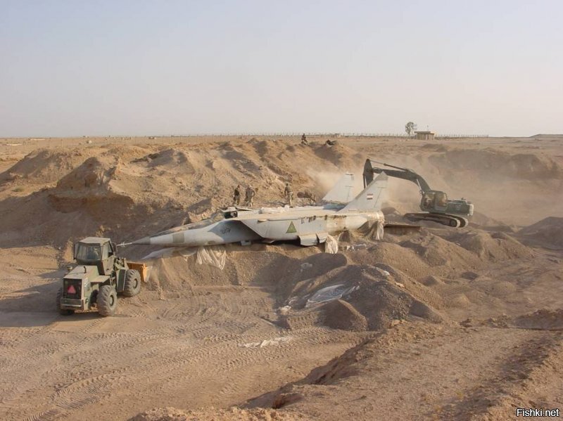 Вот иракский МИГ-25, закопанный в песке. Американцы его нашли, после того как отвесили люлей Саддаму в 2003 году. Так что все секреты МИГа американцам уже давно известны.