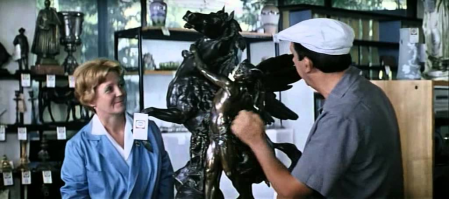 Да нет, Новосельцев свою Шниперсону подарил. А Эту, без крыльев, Семён Семёныч Горбунков искал. В комиссионке.