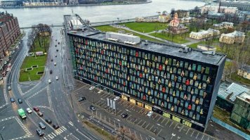 Бизнес центр "Бенуа", через речку Смольный.