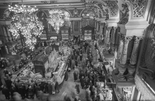 Что-то у вас Елисеевский магазин в Москве (первое фото) какой то странный.Что в Московском,что в Питерском Елисейском огромные потолки.