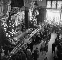 Что-то у вас Елисеевский магазин в Москве (первое фото) какой то странный.Что в Московском,что в Питерском Елисейском огромные потолки.