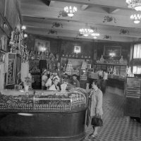 Что-то у вас Елисеевский магазин в Москве (первое фото) какой то странный.Что в Московском,что в Питерском Елисейском огромные потолки.