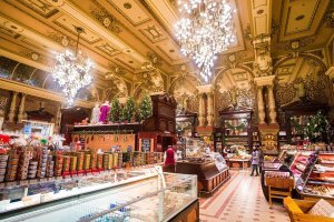 Что-то у вас Елисеевский магазин в Москве (первое фото) какой то странный.Что в Московском,что в Питерском Елисейском огромные потолки.