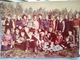 Во, специально залез в альбом, нашёл! Одна цветная была! Там два ведра полиэтиленовых! Мы из дома ссобой брали. Ещё термос и бутерброды. 84 год.