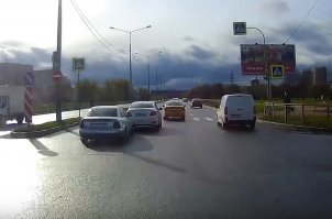 а если смотреть внимательно второе видео - то видно что в момент получения в жопу солярис наполовину вылез из полосы а ауди после удара потащило вправо.