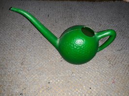 Вообще непонятно как коты себе водопой выбирают. Была у меня кошка, так пила даже из унитаза, главное чтобы проточная была. 
Сейчас кошка пьёт исключительно из этого, голова туда не лезет, поэтому приходится наполнять до самого края..