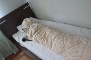 Муж впервые за 45 лет начал заправлять кровать - и теперь удивляет жену шедеврами