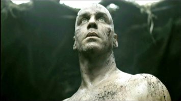 А мальчик вырос и теперь поёт в амсанбле рамштейн.