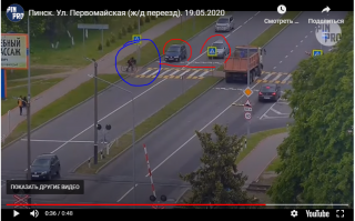 А меня шокировало не само ДТП, а то, что рядом происходит!!))) Мало того, что велосипедист слез с велосипеда, да-к еще и машины остановились на стоп-линии!!! Пиршество какое-то)))