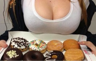 Потому что она прифотошоплена. Никакого "мыша" на оригинале и не было.