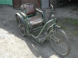 Помню такие. До них были трёхколёсные и много было с ручным приводом велосипедного типа.