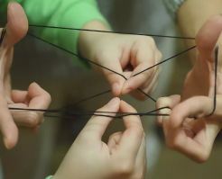 Девчонки играли с нитками, а на переменах в резинки прыгали. У пацанов стрелялки, плевалки, самолётики и прочее. Главное класс потом не убирать)