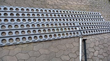 Не Шинданд, уж аэродром-то я помню. Там везде вертолётка обычной "палубой" сделана была. Вот такой точно, посмотрел своё фото - там их и вместо столбов колючку натягивать использовали.