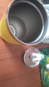 Х-ха! 

Герметичность, конечно, не абсолютная, но не расплескаешь, уж точно. 
Ещё и тепло очень долго держит. 
Даже при ноле градусов, на улице. 
Ну или холод, если нужно. 
И да, кружка литровая.