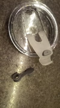 Х-ха! 

Герметичность, конечно, не абсолютная, но не расплескаешь, уж точно. 
Ещё и тепло очень долго держит. 
Даже при ноле градусов, на улице. 
Ну или холод, если нужно. 
И да, кружка литровая.