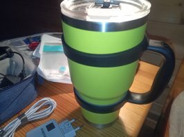 Х-ха! 

Герметичность, конечно, не абсолютная, но не расплескаешь, уж точно. 
Ещё и тепло очень долго держит. 
Даже при ноле градусов, на улице. 
Ну или холод, если нужно. 
И да, кружка литровая.