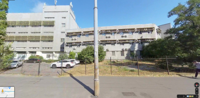 Киев. Похожие козырьки. Только не из бетона а из металла. Всегда думал что это защита от солнца. Слева в админкорпусе - красивее, справа в цеху - попроще. И таки видно по тени, что эту функцию они исполняют прекрасно. Почти все окно затенено, хотя света внутрь проникает предостаточно.