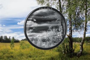 это съёмка с инфракрасным фильтром, но фотошоповских фильтров тут и вправду нет.
Такой фильтр позволяет сделать небо более контрастным и драматичным. Выдержка при съемке иногда достигает до полминуты
