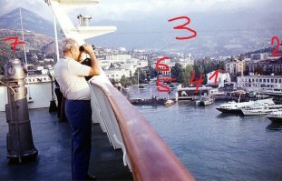 на фото Ялта.
1. Дом моряка
2. Поликуровский холм
3. Ущелье Уч-Кош
4. речка Дерекойка или Быстрая течет в бетонном открытом коллекторе
5. набережная и памятник Ленину
6. Здание Администрации
7. холм Дарсан

справа портовая администрация и пассажирский терминал, слева продолжение набережной в сторону Ореанды