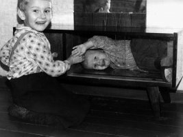 Девушка сравнила своё фото в 5 лет с фотографиями современных детей