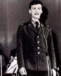 БОльшая часть мифов связанных с Пенкиным, это ни что иное как мифы, которые он сам распускает. 
Нет его в книге Гиннеса, нет у него 4х октав диапозона. 
Там есть люди и с 6ти и с 7ми октавным диапозоном.
  
На шоу "Один в один" он пытался спеть "Как молоды мы были" в которой диапозон 2 октавы и чуть не обосрался от натуги.
Он уже 40 лет поёт песню "Feelings" и не знает слов - до сих пор поёт какую-то лабуду. И самое главное: фальшивит сука на концерте! 
Ходят люди по залу, запрещают снимать на видео. 
Хунья, а не певец.