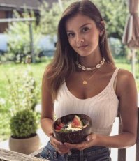 Красивая девушка это не когда сиськи вываливаются и трусы видны, а это когда девушка красивая.