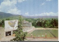 В 1975 году в Ялте был городской оздоровительный комплекс и бассейн с морской водой. Это была кузница здоровья всесоюзного значения для детей и взрослых, которые приезжали сюда и летом и зимой поправить здоровье и научиться плавать.


Сейчас на месте бассейна...