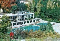 В 1975 году в Ялте был городской оздоровительный комплекс и бассейн с морской водой. Это была кузница здоровья всесоюзного значения для детей и взрослых, которые приезжали сюда и летом и зимой поправить здоровье и научиться плавать.


Сейчас на месте бассейна...