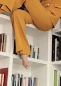 А почему у этой 2 правых ноги?