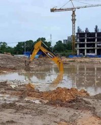 На севере уйма техники пропала в болоте. У нас на месторождении однажды трубач (трубоукладчик)  увяз в грязи по самую кабину. Сразу вытащить не смогли,  тросы рвались. Через неделю он полностью ушёл.