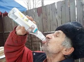 Вот в этом и ошибка! Ты можешь пить хоть чай, но пробка может прилететь тебе! в глаз!  по этому пить надо так чтобы защищать лицо!