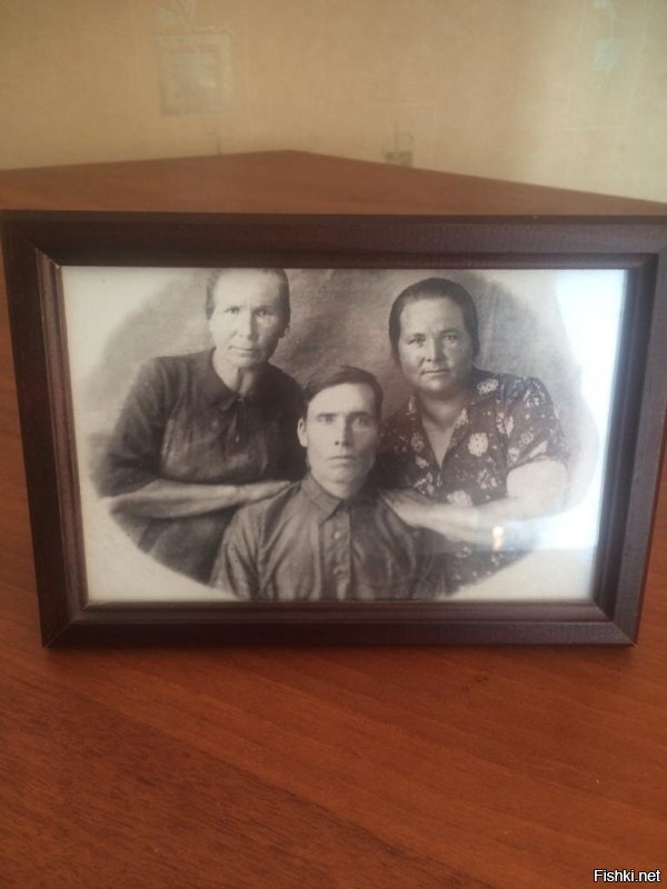А это мои бабушка ,дедушка и его сестра .Были раскулачены и высланы из Украины ( Сумская область) в Восточный Казахстан.До 6 лет меня они растили .Мама партработник,ей было некогда .Низким Вам поклон ( слева направо ) Александра Николаевна , Иван Иванович,Клавдия Ивановна .