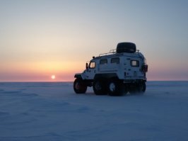 а русские по всей Арктике катаются на треколах
