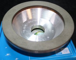 Это не реклама, а совет. Не надо удалять.
Для тех, у кого есть руки и точило, рекомендую алмазную чашку для заточки и исправлееия сколов керамических ножей.