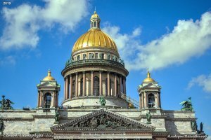 Внутри, да. Запямятовал.
Но если дело касается цельных колонн, то тут вне конкуренции Исаакий - нижний этаж - огромные просто, но есть ещё колонны и на верхнем ярусе, которые тоже не маленькие. Всё цельное.