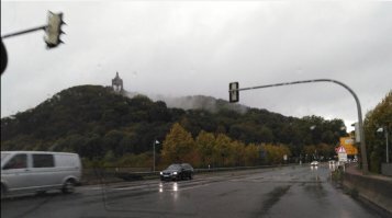 Вот и я так же смотрю, что нравится. Первое место это "фильмы с непредсказуемый финалом", но мне кажется я их уже все пересмотрела.
Потом уже что на глаза попадётся. Не часто, но бывают дни (обычно после какой то гулянки), когда мы с друзьями только едим, валяемся и весь день смотрим фильмы, просто тупо один за другим. Пепеодически засыпает то один, то другой, но я ужасно люблю эти дни.

Вот, кстати нашла пару фоток. 
1 это как нормально выглядит
2 после дождя, светлая "полоса" это испарение
3 немного поближе. 
Но все равно, к сожалению, не сравнится с реальностью, когда с близка видишь как эти облака пара быстро быстро поднимаются вверх