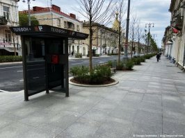 Сразу отвечу на незаданный вопрос: "Зачем телефонные будки, когда у всех мобильники?"
Уличные телефоны работают в Севастополе бесплатно. Если у вас вдруг сел телефон, то можно воспользоваться. Кроме телефонного аппарата в таких будках будет кнопка SOS, которой сможет воспользоваться человек, например, если ему станет плохо на улице. Там также будет предусмотрена возможность зарядить электронные мобильные устройства.