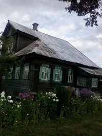 Только такие фотки  остались оттуда. Дом, пацан деревенский на фоне этой печки, а бабушка с подругой напротив этой печки сидят.