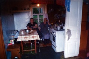 Только такие фотки  остались оттуда. Дом, пацан деревенский на фоне этой печки, а бабушка с подругой напротив этой печки сидят.