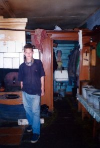 Только такие фотки  остались оттуда. Дом, пацан деревенский на фоне этой печки, а бабушка с подругой напротив этой печки сидят.