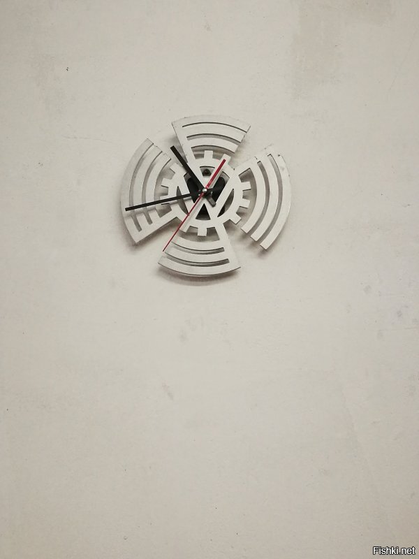 Логотип VW у меня на работе такие часы, паутиной покрываются