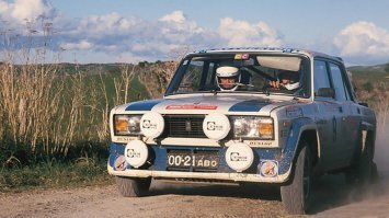 Это отсыл на те времена, когда на машины, которые в ралли участвуют, устанавливали дополнительные фары.