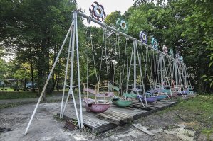 Качели забыли.