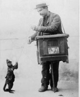 В следующий раз ищи шляпы возле шарманщиков,им бежать тяжелее и неудобнее.