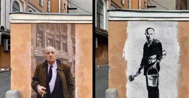 Сразу после того как закрасили портрет Бродского, на этом месте появился трафарет.

Его тоже замазали, потом стих, его тоже замазали. В последний раз всю стену зашпактевали и закрасили.
