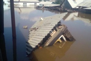 Правильно - топить печь, или растопить. А ЗАТОПИТЬ ЭТО КАК НА ФОТО.