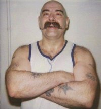 В какой то британской тюрьме, точнее в 120-ти ИУ.. и был охренеть какой не мелкий.. в кулачных боях участвовал)).. Чарльз Бронсон (преступник) - его Харди играет