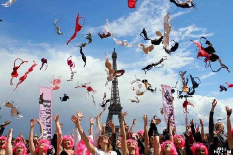 Шо, опять?
Это ежегодный  флэшмоб благотворительной организации "Pink Bra Bazaar", которая помогает женщинам больным раком молочной железы
