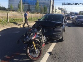 Правее сплошной линии, где находится мотоцикл.
Полоса белая. Про дистанцию вопросов нет?